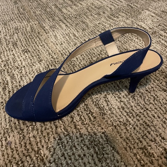 Browns Navy Heels like new - Picture 4 of 6